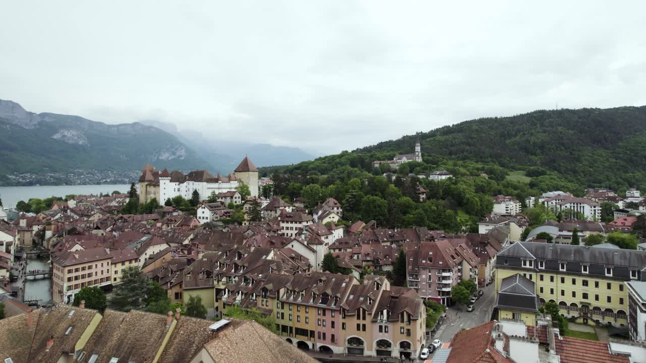 edificios de la ciudad, el castillo y el lago de annecy, francia - vuelo aéreo de aviones no tripulados