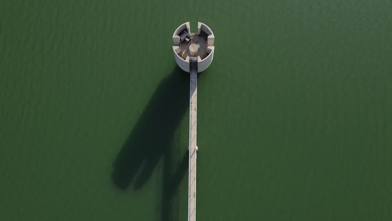 아스프로크렘모스 댐 관제탑의 하향식 조감도