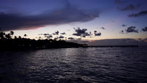 amanecer de colores profundos sobre el paisaje de aguas costeras onduladas en key west