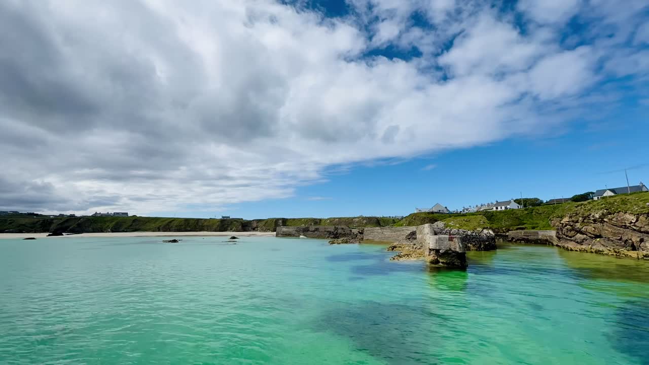 Timelapse del movimento delle nuvole sul mare al porto di Ness Harbour, che mostra il cambiamento del meteo e delle condizioni costiere nelle Ebridi Esterne