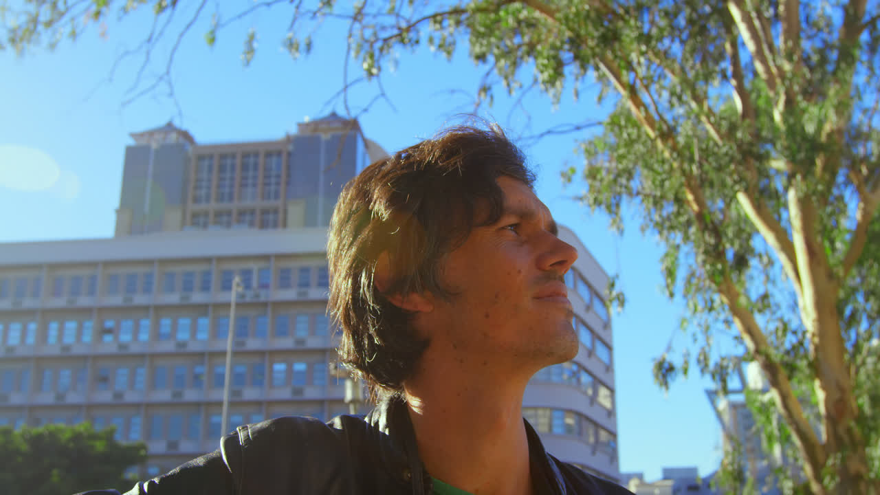 fotógrafo masculino de pie cerca de la calle de la ciudad 4k