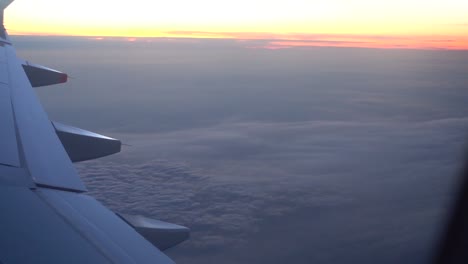 un avión vuela sobre el adormecido al atardecer