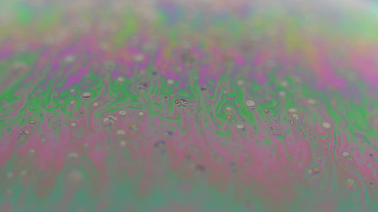 비누 거품에서 피시델릭 추상 행성, 비누 거울에서 빛의 굴절, 비누 버블에서 매크로 클로즈업, 검은 바탕에 무지개 색상, 우주 또는 행성 모델, 우주, 우주 은하.