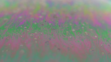 planeta abstracto psicodélico de una burbuja de jabón, refracción de la luz en una burbuje de jabón. macro de primer plano en la burbuja del jabón. colores del arco iris en un fondo negro. modelo de espacio o planetas universo galaxia cósmica.