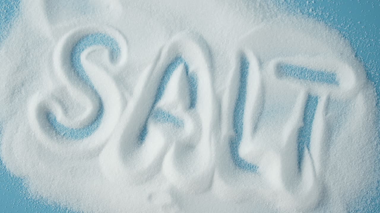 테이블에 새겨진 소금은 천천히 회전합니다.