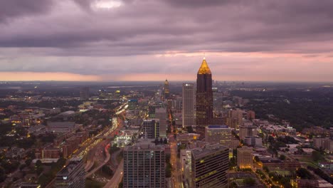 drone time-lapse bij zonsondergang naar het noorden over de atlanta connector interstate snelweg