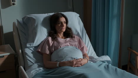 mujer en una cama de hospital