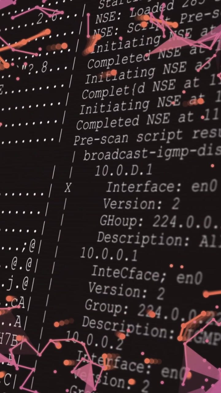 Codice informatico con forme geometriche rosa e sovrapposizione animata di connessioni di rete