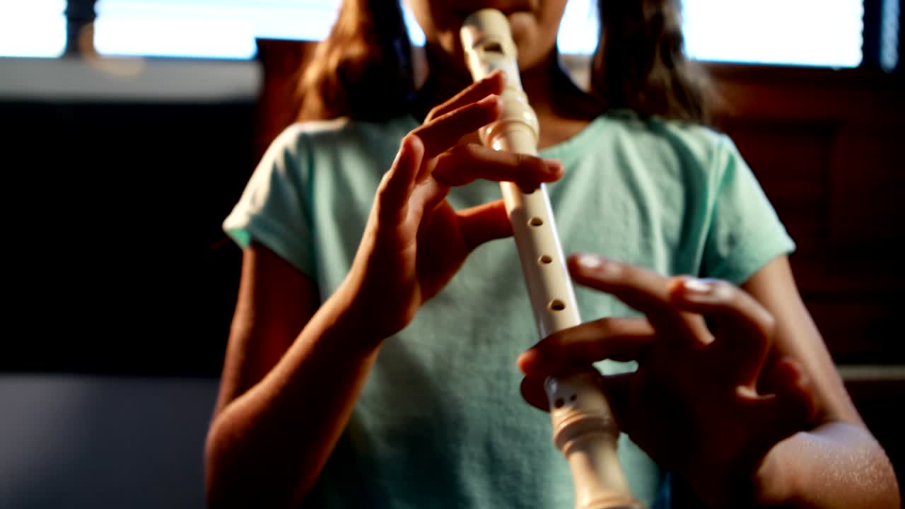 escolar tocando la flauta en la clase de música 4k