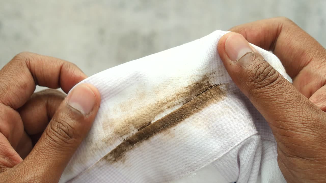 camisa blanca sucia con mancha