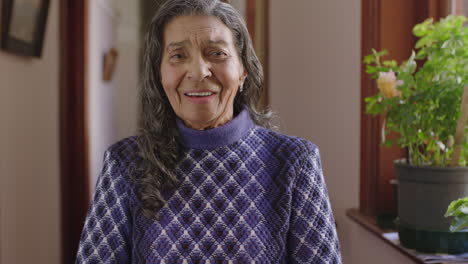 Porträt-Einer-Fröhlichen-älteren-Indischen-Frau,-Die-Lächelnd-Im-Flur-Steht-Und-Ein-Entspanntes-Altersheim-Genießt