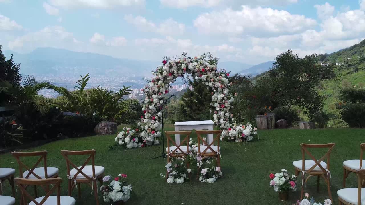 decoración de una boda al aire libre celebrada en una montaña bajo el cielo azul