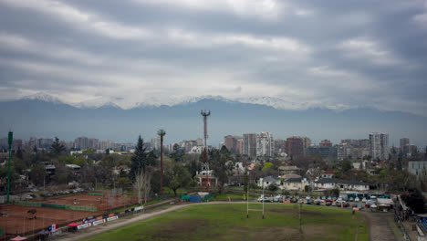 Trainingslagerfeld-Und-Antenne-In-Santiago-De-Chile,-Zeitraffer