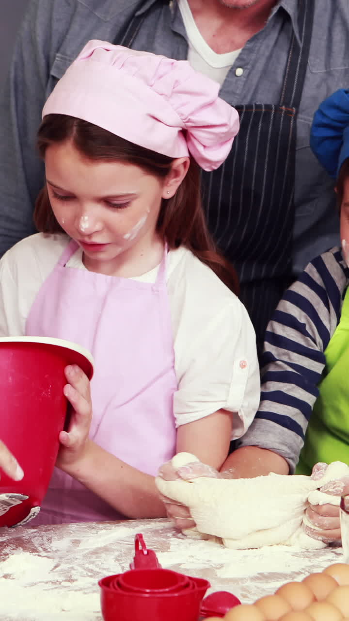 familia feliz cocinando galletas juntos
