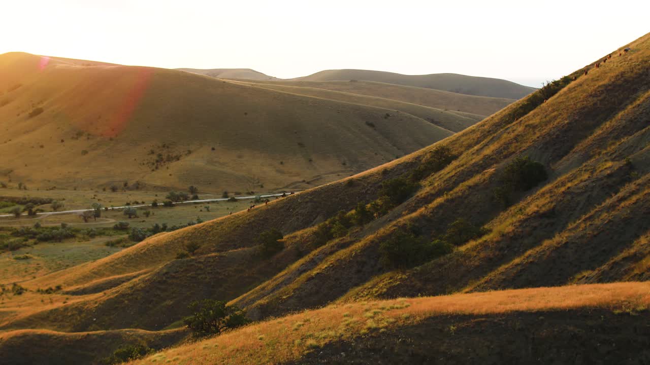 paisaje montañoso panorámico al atardecer con excursionistas