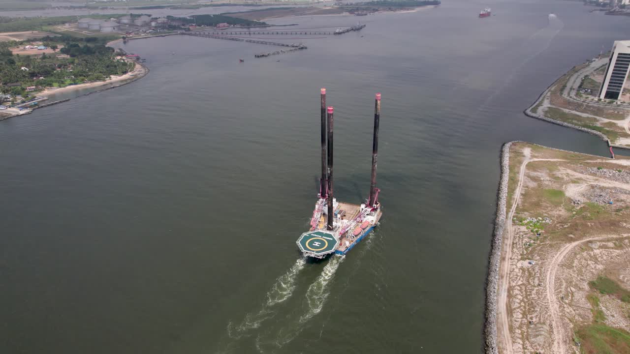 Et offshore forsyningsskib sejler i øjeblikket fra Atlanterhavet mod Lagos Havn