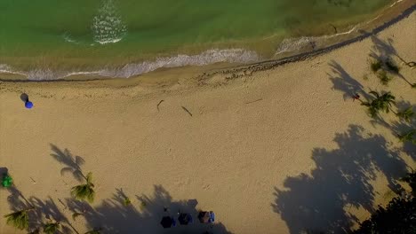 Toma-Aérea-Descendente-De-Un-Dron-De-La-Playa-De-Miami-Que-Muestra-Las-Olas-Del-Mar-Jónico-Golpeando-La-Costa-De-Itea,-En-El-Centro-De-Grecia.