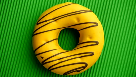 el donut glazado de primer plano.