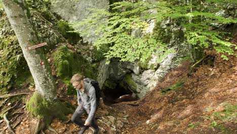 在斯洛文尼亞的 triglav 國家公園的 pokljuka 峡谷行走的男人