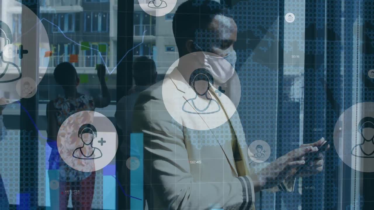 사무실에서 스마트폰을 사용하여 얼굴 마스크를 쓴 사업가에 대한 금융 데이터 처리 애니메이션