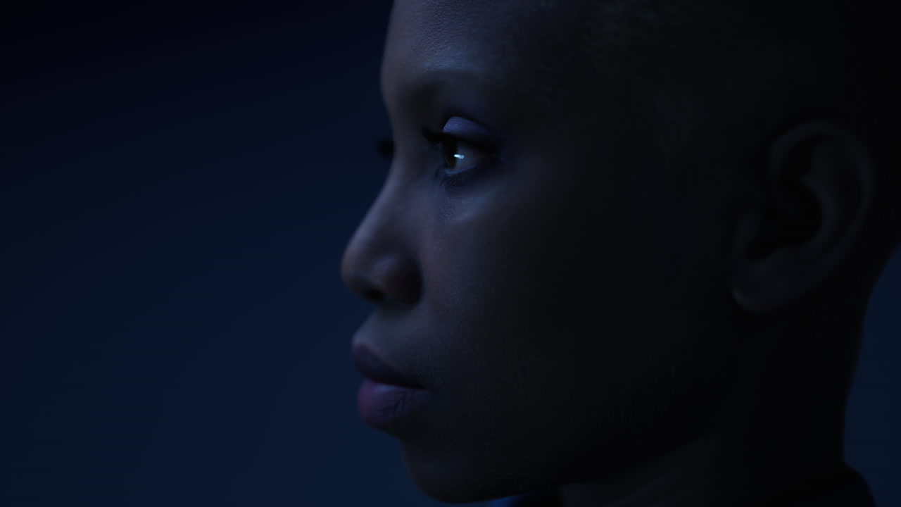 retrato femenino triste en fondo negro