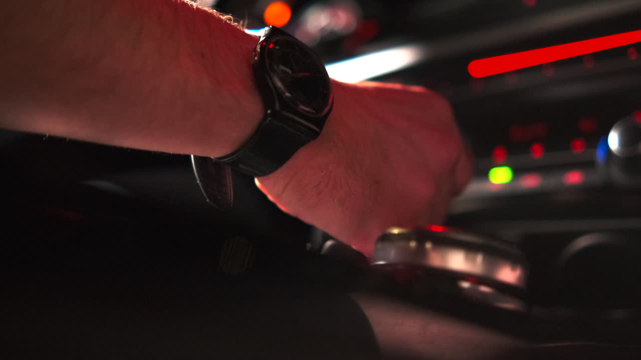 Persona conduciendo un coche de noche