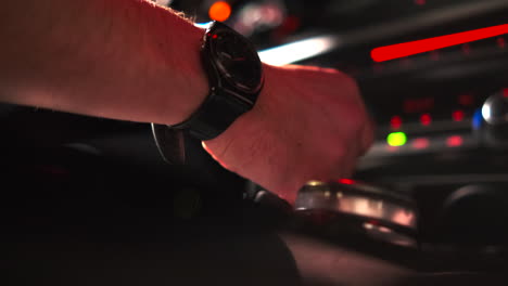 persona que conduce un automóvil por la noche