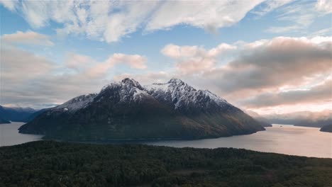 Lapso-De-Tiempo-De-La-Puesta-De-Sol-En-El-Cerro-Capilla,-Bordeado-Por-El-Lago-Nahuel-Huapi-Y-Con-Intensas-Nubes-De-Colores-En-Movimiento