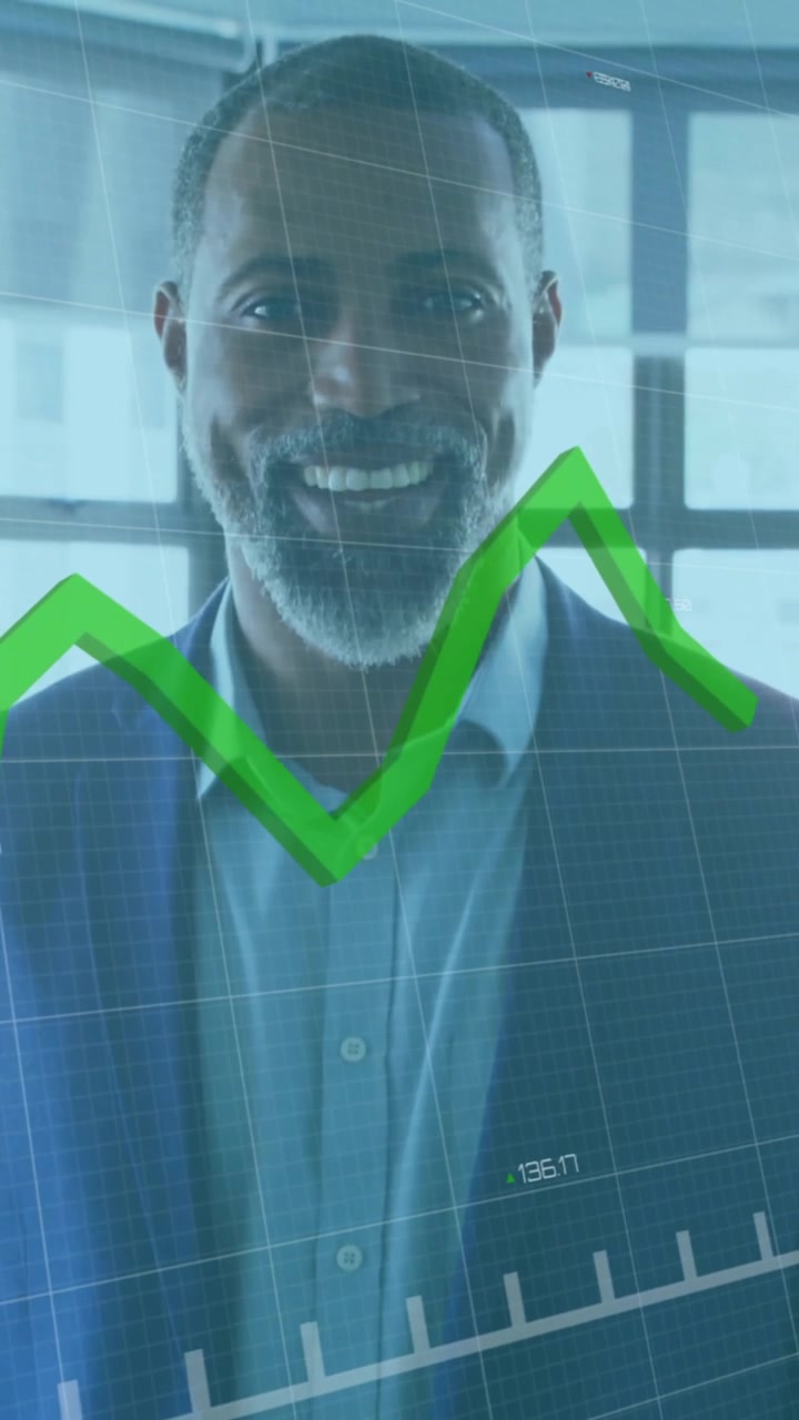 Animazione di grafico verde su un anziano uomo d'affari afroamericano in abiti casual che sorride in ufficio.