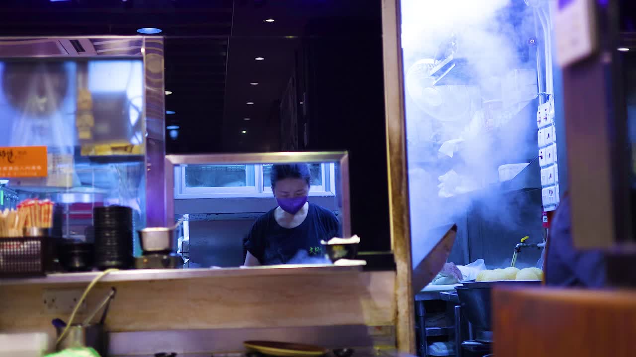 셰프가 비는 부에서 음식을 준비하고 있다