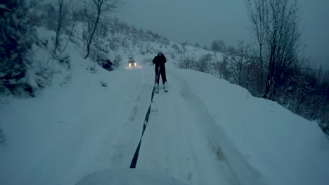 Skifahrer,-Der-Von-Einem-Geländewagen-Gezogen-Wird-4