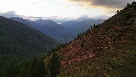 Tiro-De-Drone:-Valle-En-Las-Montañas-Volando-Sobre-Una-Cordillera-Para-Una-Vista-Libre