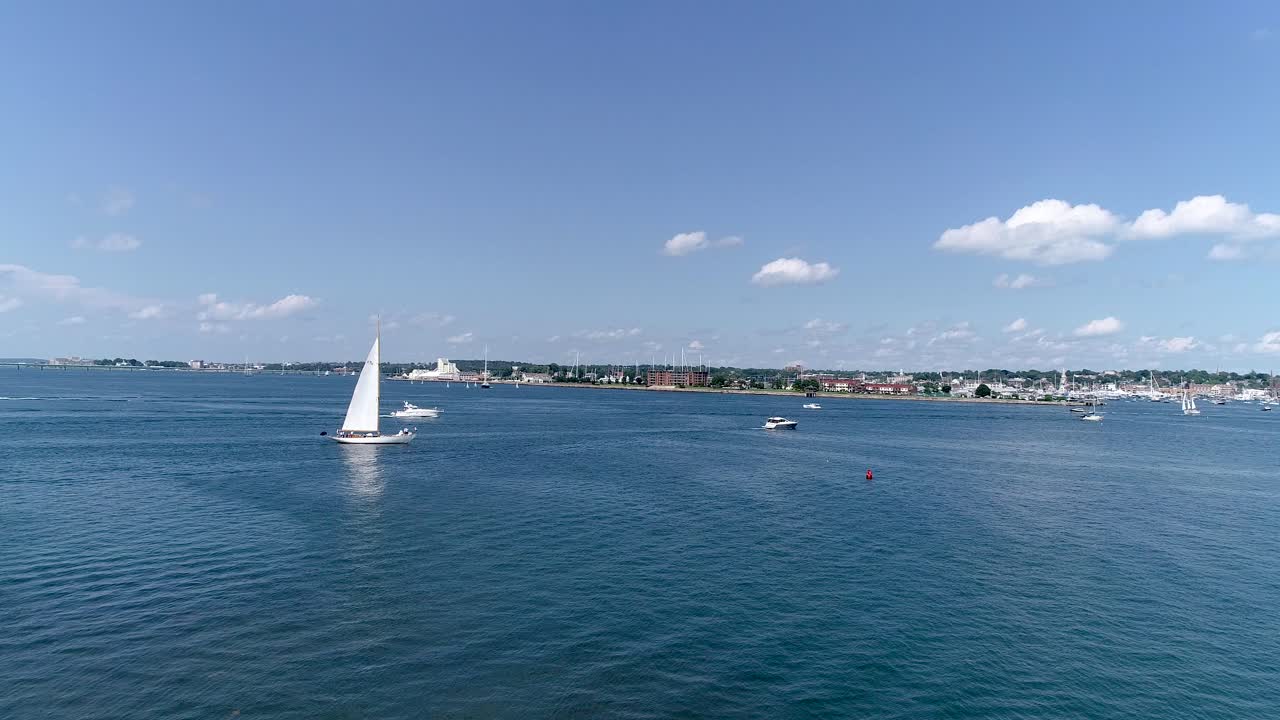 범선은 이 4k 60fps 드론 샷에서 뉴포트 로드 아일랜드 근처의 여름 바람을 잡습니다.
