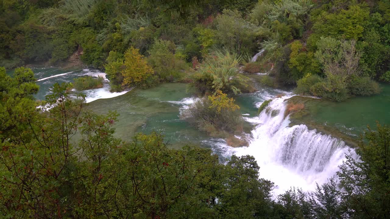 vistas aéreas de las cascadas en el parque nacional de krka en croacia en otoño