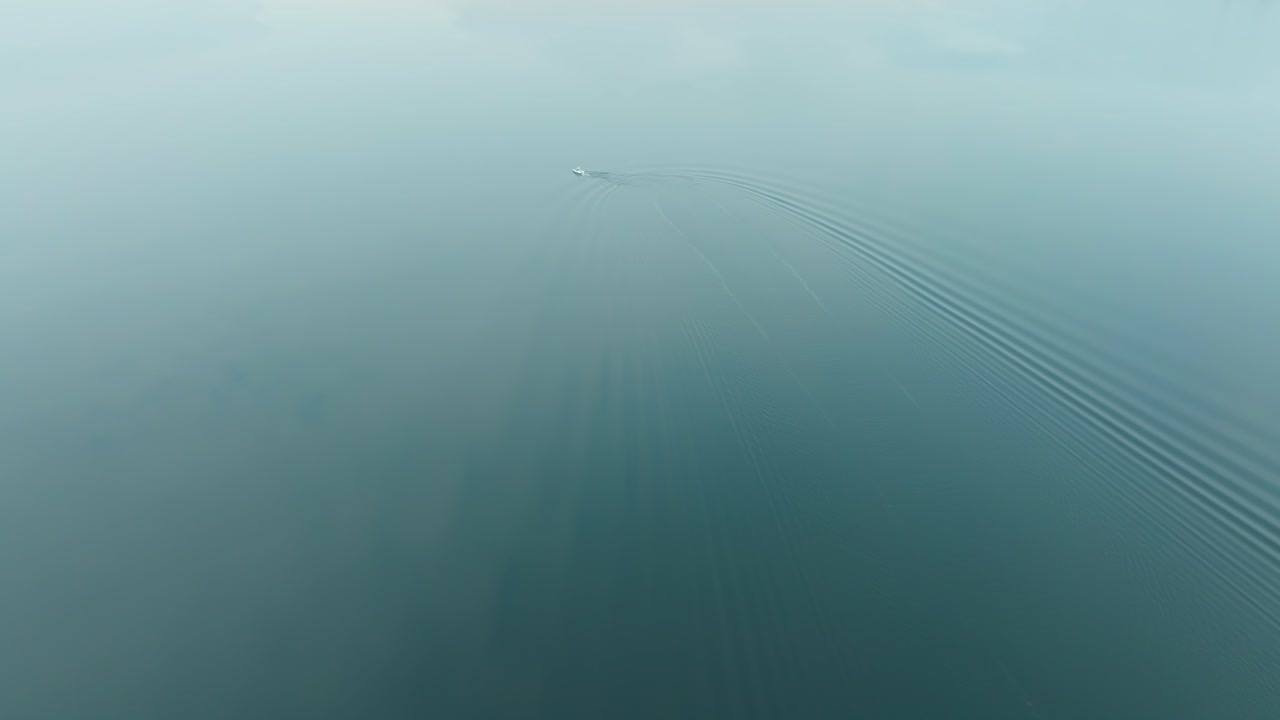 보트 가 건너는 안개 숲 호수 의 파노라마 공중 전망