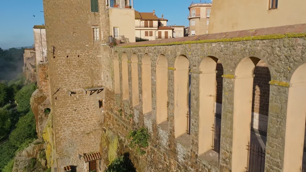 vista general de la ciudad y fortaleza medieval de pitigliano en el lado del acantilado de tufo en la toscana, italia