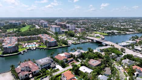 Boca-Ratón,-Florida,-Empuje-Aéreo-Hacia-La-Ciudad.