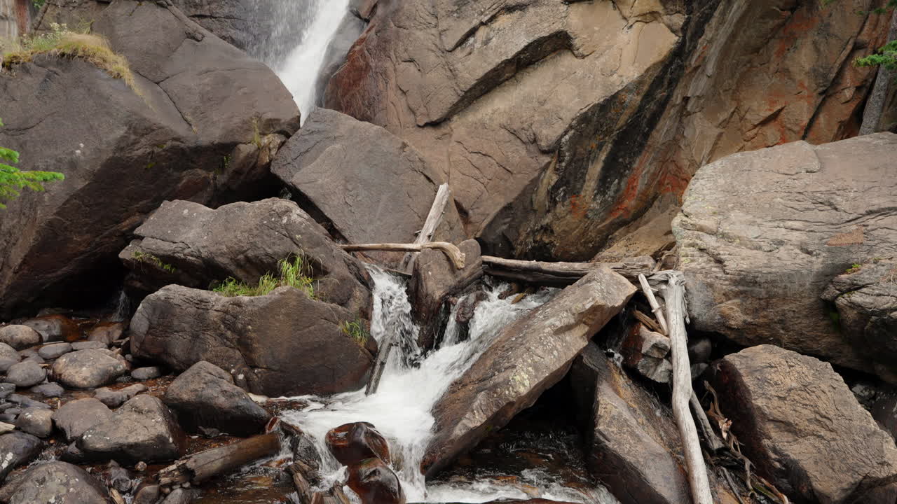 Cachoeira na floresta correndo sobre as rochas em um ambiente selvagem intocado