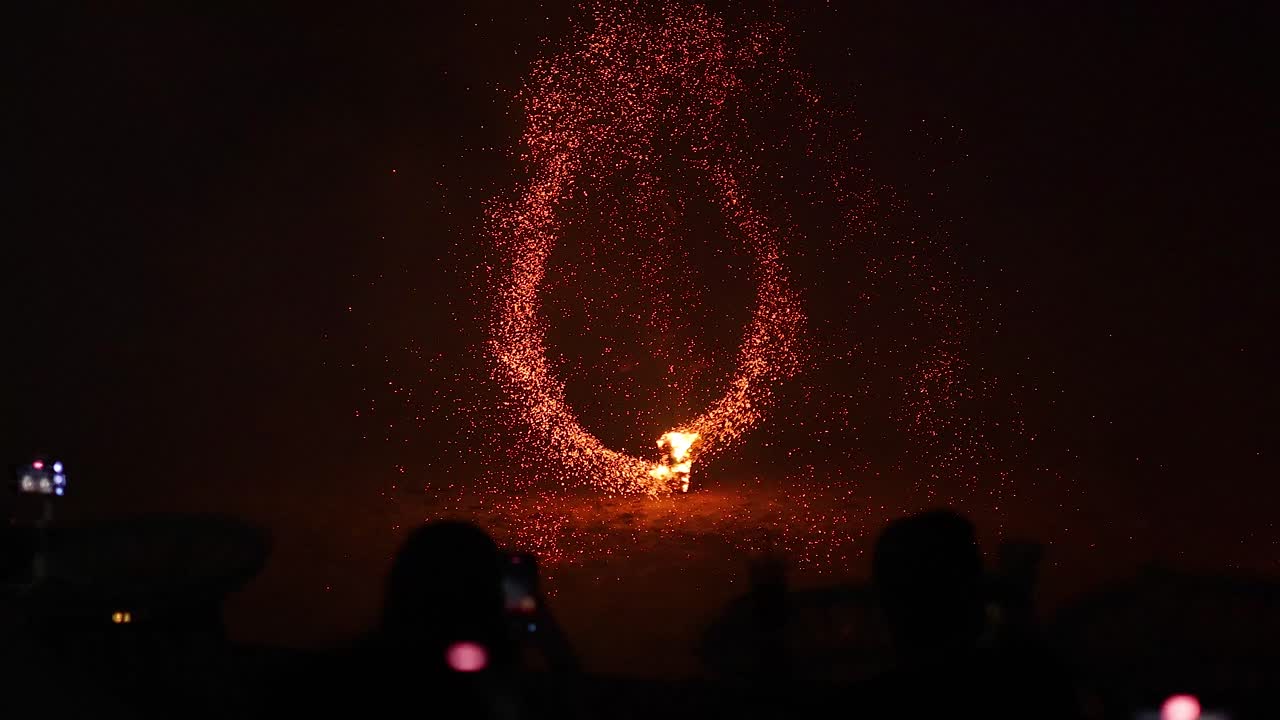 회전하는 불꽃으로 눈부신 불 공연