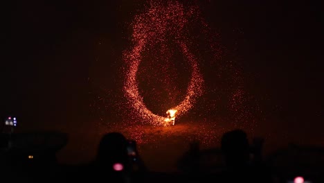 actuación de fuego deslumbrante con llamas giratorias