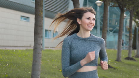 mujer corriendo en un parque