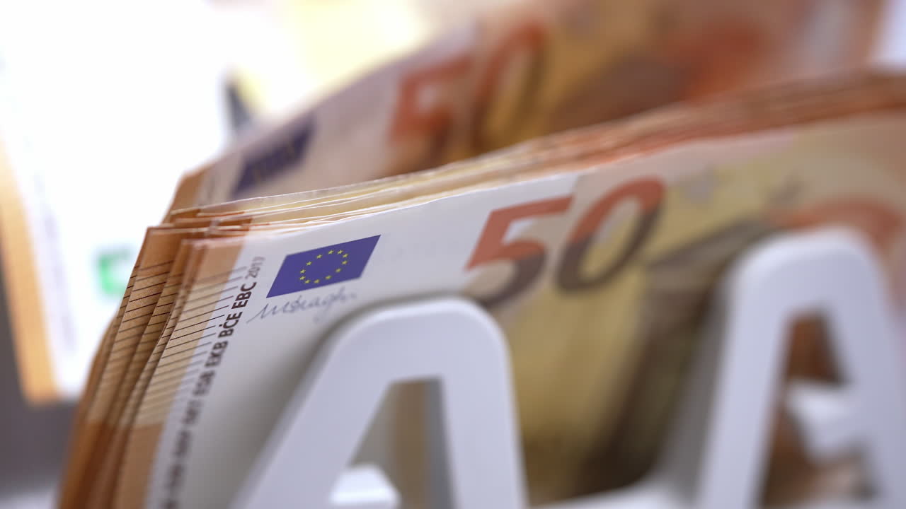 Finans sayacında para sayımı. Nakit sayma bankacılık ekipmanı.
