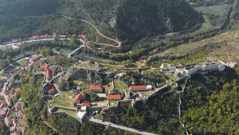 vista aérea a vista de pájaro de la hermosa arquitectura del pueblo en la cima de una colina de croacia