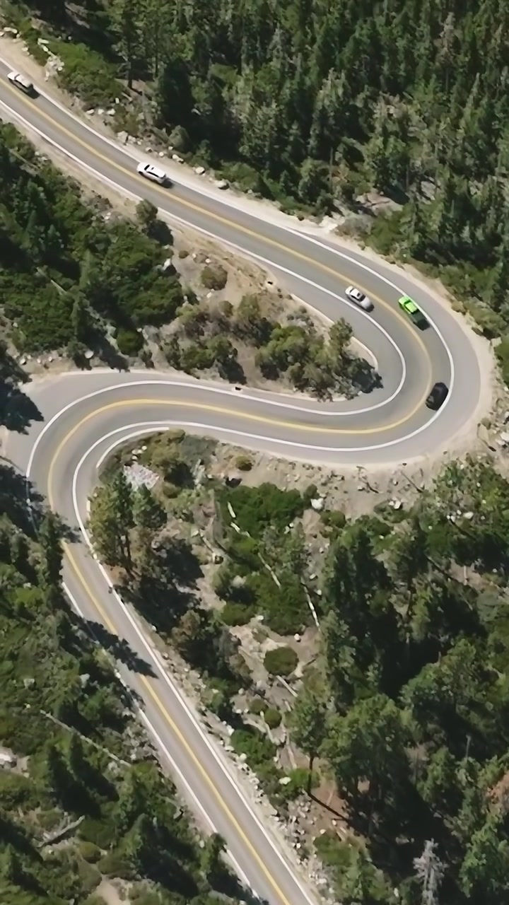 Strada tortuosa attraverso la foresta vicino al Lago Tahoe in Nevada e California
