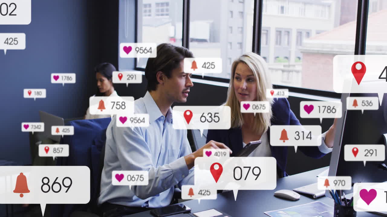 социальные медиа уведомления анимация над деловыми людьми, работающими в современном офисе