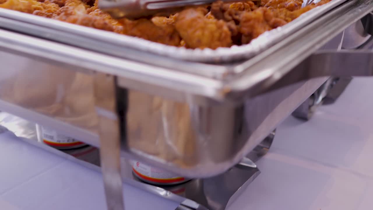 bandejas de plata llenas de comida