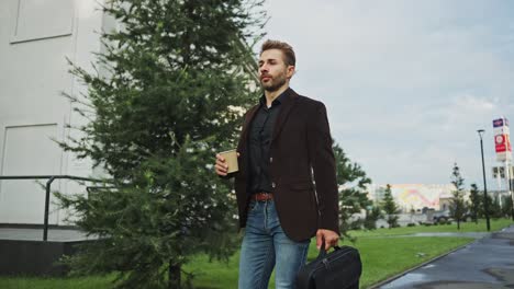 un hombre de negocios caminando por la ciudad.