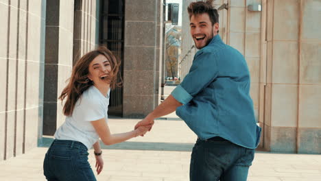 una pareja feliz caminando al aire libre
