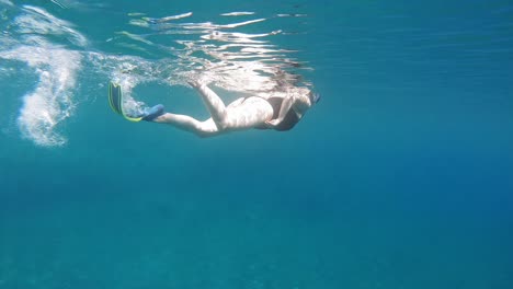 Junge-Frau,-Die-Im-Klaren-Blauen-Wasser-Am-Strand-In-Kefalonia,-Griechenland-Schnorchelt