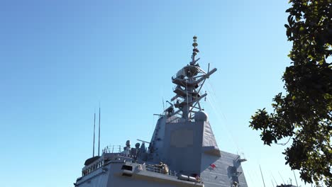 Punto-De-Vista-De-Una-Persona-Mirando-El-Barco-De-La-Armada-Hmas-Atracado-En-Potts-Point-En-Sydney,-Nueva-Gales-Del-Sur,-Australia